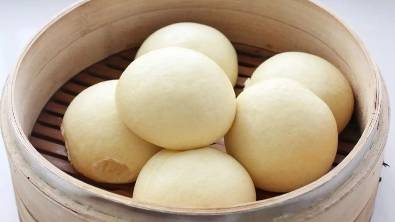 玉米馒头,冷水上锅开大火,水沸后开始计时蒸10-12分钟,关火后先别立刻打开锅盖,再焖三分钟左右,也就是咱们平时所说的“虚蒸”。