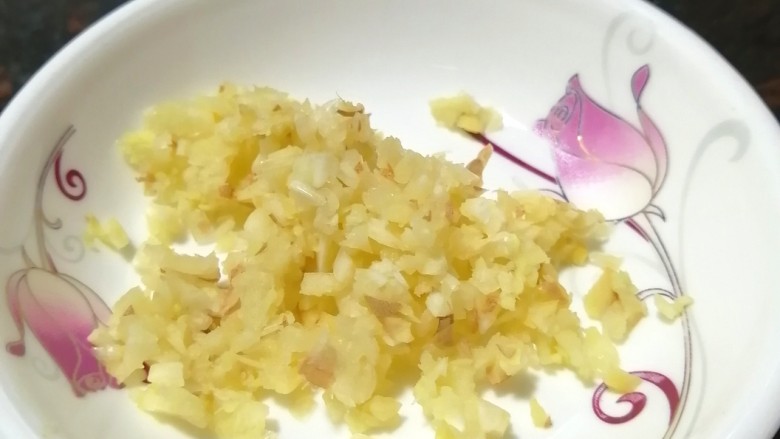 清炒油麦菜。,准备姜末和蒜末