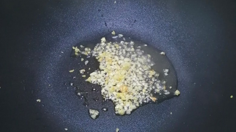 清炒油麦菜。,爆香姜蒜末