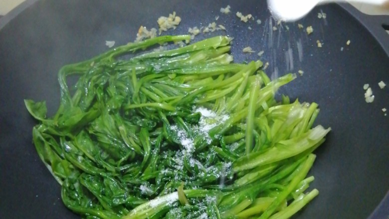 清炒油麦菜。,加入盐