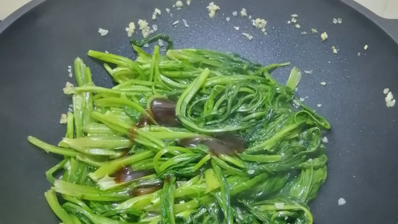 清炒油麦菜。,加入<a style='color:red;display:inline-block;' href='/shicai/ 721'>蚝油</a>