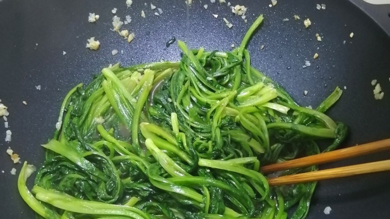清炒油麦菜。,翻炒均匀