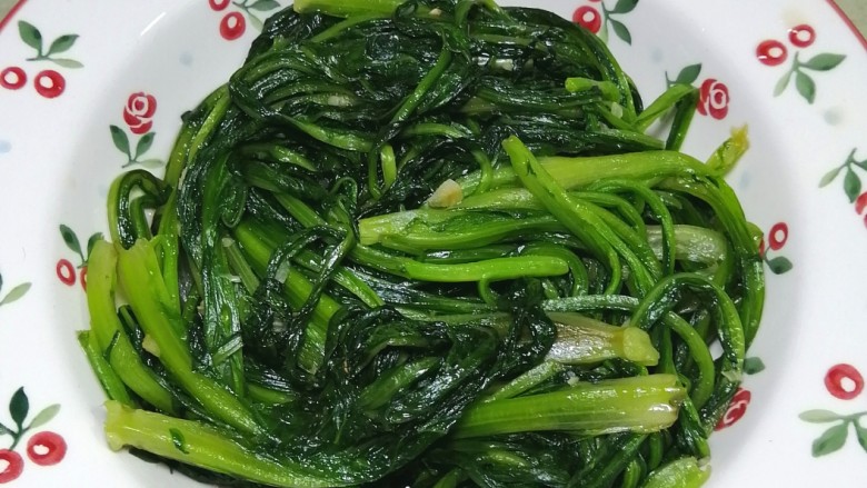 清炒油麦菜。,出锅装盘