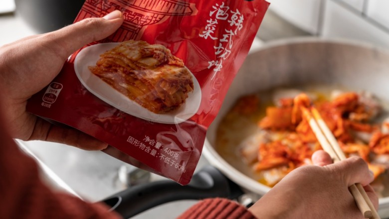 泡菜五花肉,肥嫩嫩的你爱吗?,5、倒入泡菜。