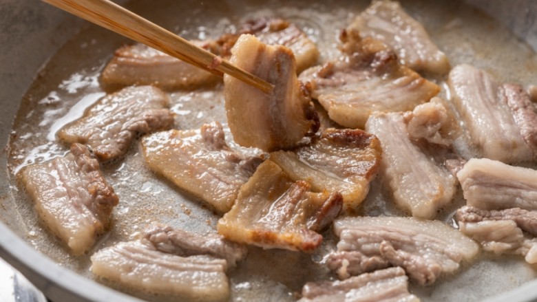 泡菜五花肉,肥嫩嫩的你爱吗?,4、烧热后放入五花肉片炒至焦黄。