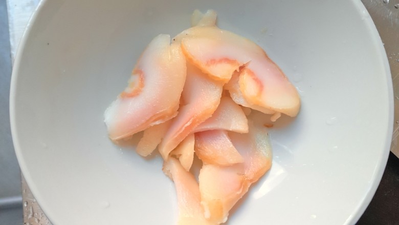 腊肉炒包菜。,切好腊肉!