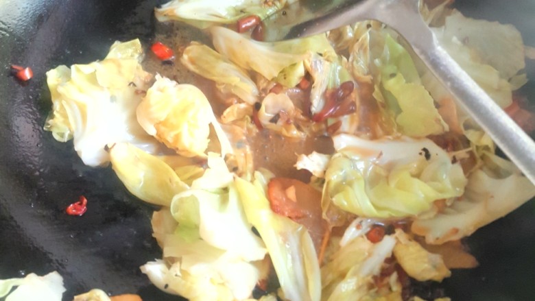 腊肉炒包菜。,将腊肉和包菜放一起炒。中火炒,放适量盐。