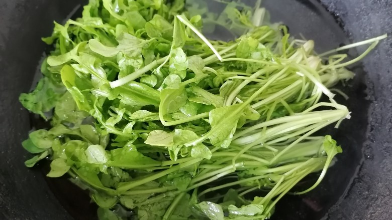 荠菜拌香干,锅内放水烧开放入荠菜焯水