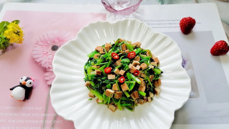 荠菜拌香干,拍上成品图,一道清爽又美味的荠菜拌香干就完成了。