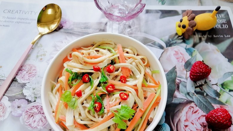凉拌杏鲍菇,拍上成品图,一道美味又营养的凉拌杏鲍菇就完成了。