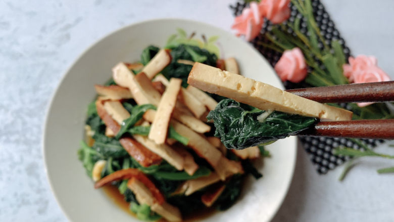 荠菜拌香干,风味独特,蔬香怡人