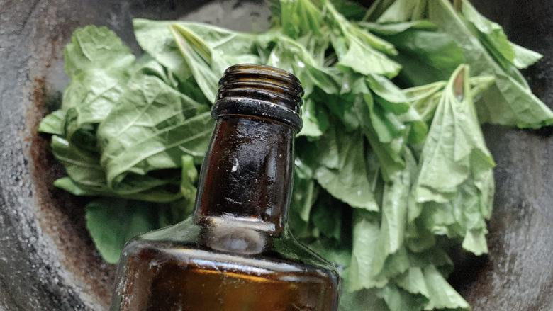荠菜拌香干,锅烧热水,将菜叶加入锅中,加适量食用油,让菜叶再成熟后,依旧保持鲜绿