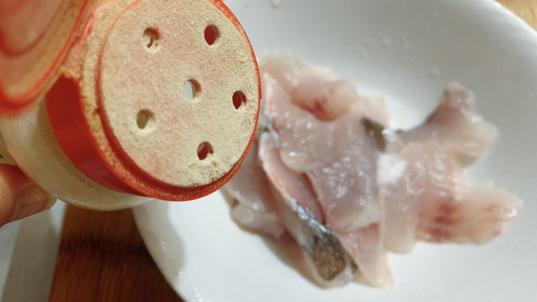 番茄鲈鱼,适量<a style='color:red;display:inline-block;' href='/shicai/ 720'>胡椒粉</a>去腥,抓匀腌制调味