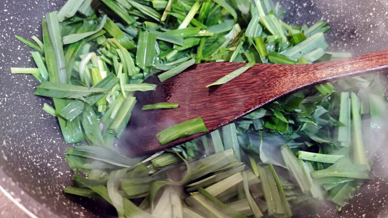 韭菜炒香干,下山韭菜,来点盐调味