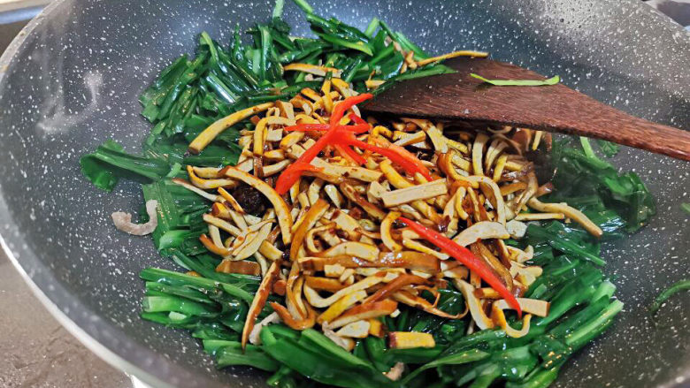 韭菜炒香干,来些红椒丝,翻炒均匀即可