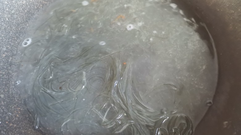 韭菜炒粉丝,锅里烧水,把粉丝焯水1分钟捞出