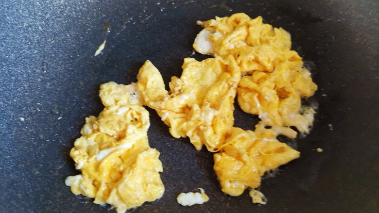 韭菜炒粉丝,起锅烧油,倒入鸡蛋液炒散盛出备用