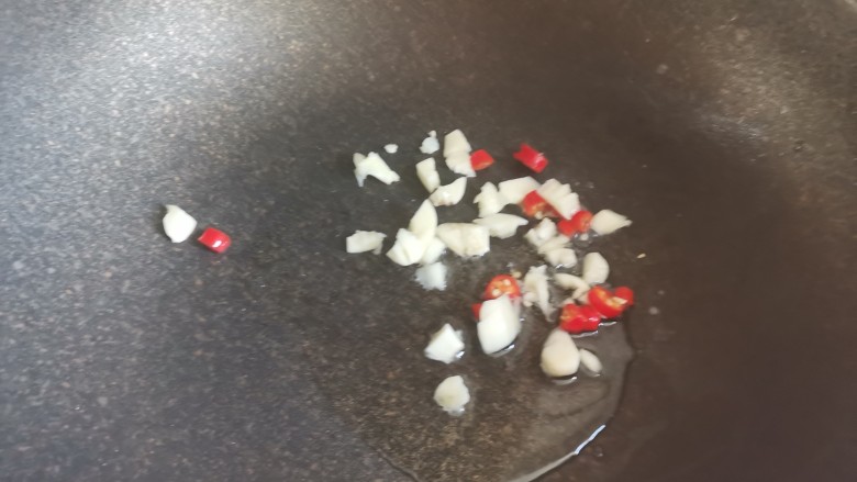 韭菜炒粉丝,另起锅烧油,下入蒜和辣椒翻炒出香味