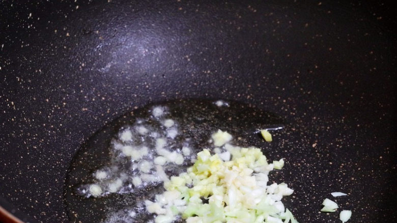 爆炒鱿鱼须,锅中倒入适量的食用油烧热,放入葱姜蒜爆香
