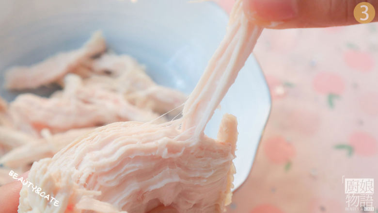 追剧必备的「 麻辣鸡丝」越嚼越香,没有人能拒绝它!,待鸡胸肉放凉后撕成丝备用。