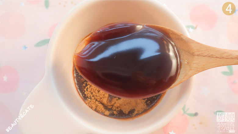 追剧必备的「 麻辣鸡丝」越嚼越香，没有人能拒绝它！,接着来调酱汁，碗里放入半勺盐、半勺<a style='color:red;display:inline-block;' href='/shicai/ 3729'>白糖</a>、半勺<a style='color:red;display:inline-block;' href='/shicai/ 829'>十三香</a>、2勺<a style='color:red;display:inline-block;' href='/shicai/ 788'>生抽</a>、1勺<a style='color:red;display:inline-block;' href='/shicai/ 721'>蚝油</a>、1勺淀粉搅拌均匀。