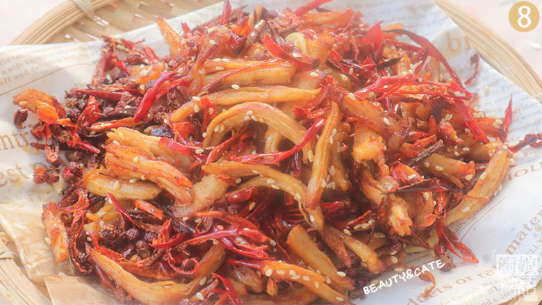 追剧必备的「 麻辣鸡丝」越嚼越香,没有人能拒绝它!,盛出装盘,麻辣鸡丝就做好啦,开吃吧~