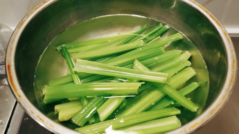 芹菜炒鱿鱼,放入开水中汆烫捞出,水中加入几滴食用油和2克盐。