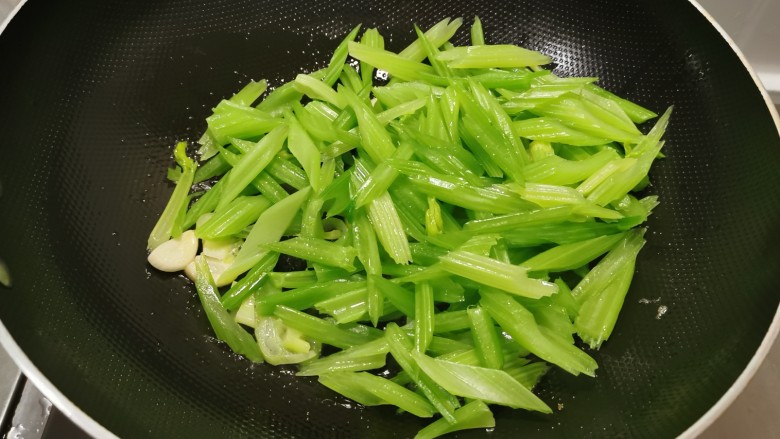 芹菜炒鱿鱼,放入芹菜翻炒。