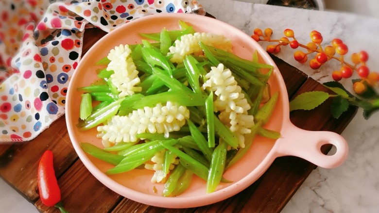 芹菜炒鱿鱼,装盘食用。