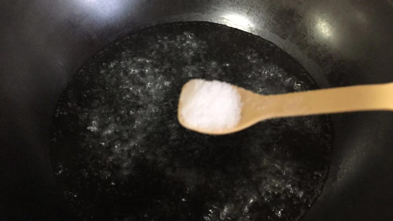 荠菜拌香干,锅内烧开水,加点盐