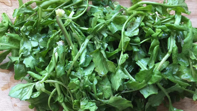 荠菜拌香干,冲洗干净,掰成小片