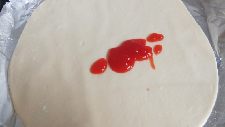 菠萝披萨,忘记扎孔就直接倒<a style='color:red;display:inline-block;' href='/shicai/ 699'>番茄酱</a>了,刷均匀。