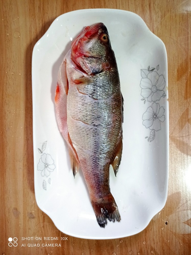 番茄鲈鱼,<a style='color:red;display:inline-block;' href='/shicai/ 371'>鲈鱼</a>洗净背面斜切,用盐两面和肚内涂抹均匀,腌制入味