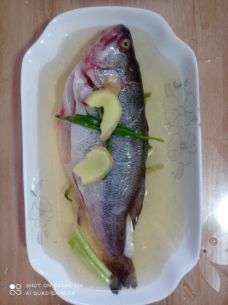 番茄鲈鱼,倒入一罐<a style='color:red;display:inline-block;' href='/shicai/ 897'>啤酒</a>,静置30分钟