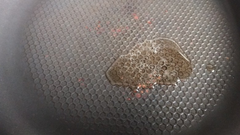 荠菜炒鸡蛋,锅中倒油烧热。