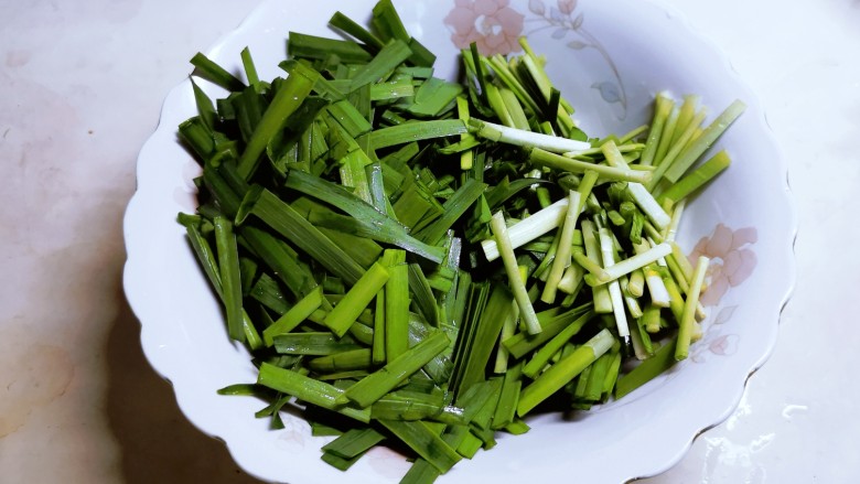 韭菜炒粉丝,切寸段,菜梗和菜叶分开。。