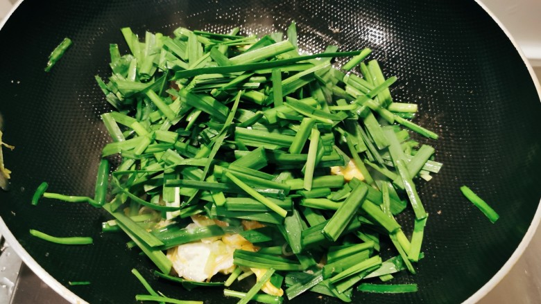 韭菜炒粉丝,放入韭菜叶部分,翻炒。