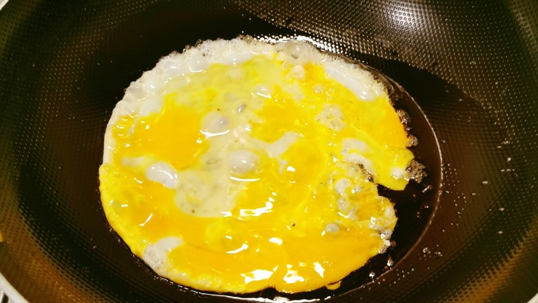 韭菜炒粉丝,起油锅放入食用油,油热后放入鸡蛋液。