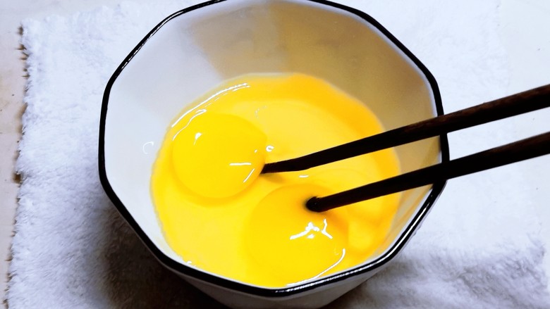 韭菜炒粉丝,<a style='color:red;display:inline-block;' href='/shicai/ 9'>鸡蛋</a>敲入碗中,打散。