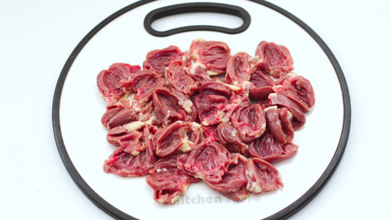酸黄瓜辣炒鸡心,<a style='color:red;display:inline-block;' href='/shicai/ 91'>鸡心</a>先用清水浸泡2分钟去除血水后,撕掉油脂,从中间切开去除血污。