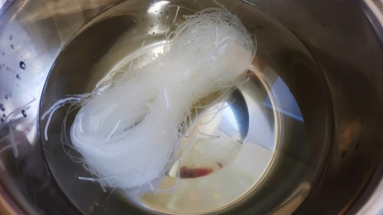 韭菜炒粉丝,温水泡软,泡好后用剪刀剪几下