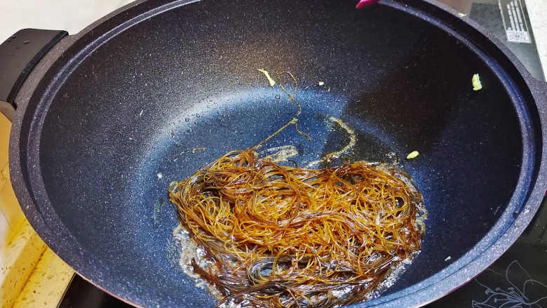 韭菜炒粉丝,再放油,热油放粉丝炒