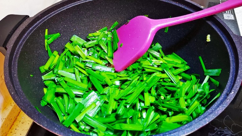 韭菜炒粉丝,再放韭菜段炒半分钟
