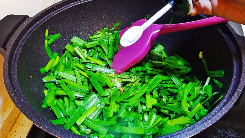 韭菜炒粉丝,加盐,鸡精继续炒软韭菜