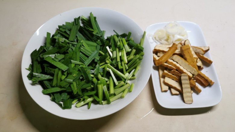 韭菜炒香干,韭菜择洗干净,切寸段,韭菜梗和韭菜叶分开放。