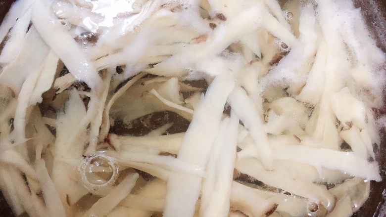 凉拌杏鲍菇,锅中烧开水,烫熟杏鲍菇,捞出用凉白开冲一下待用。