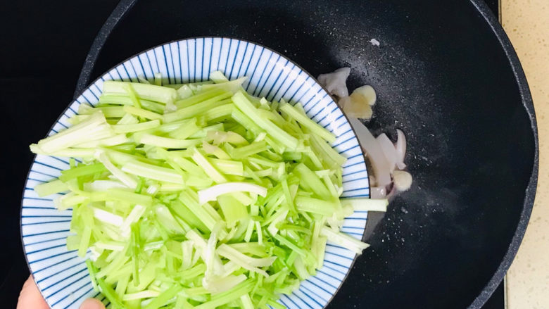 芹菜炒鱿鱼,加入芹菜段