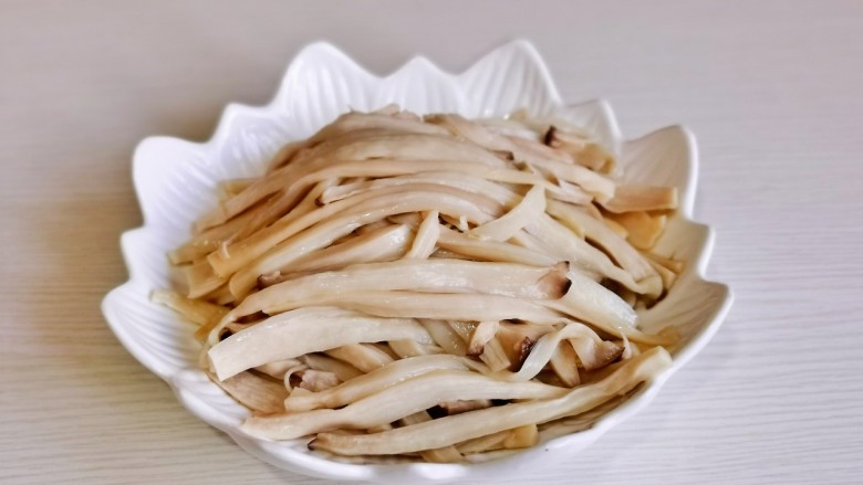 凉拌杏鲍菇,蒸熟的杏鲍菇手撕成条状,挤干水分。
