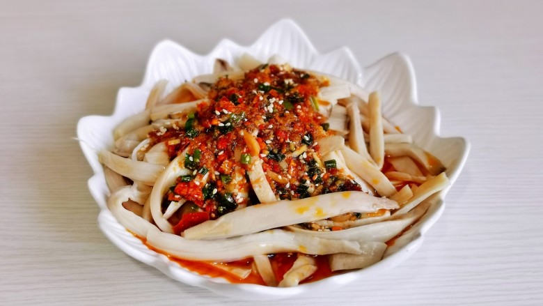 凉拌杏鲍菇,淋上料汁,拌均匀就好啦!