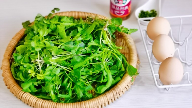 荠菜炒鸡蛋,准备食材。